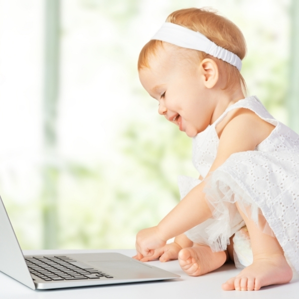 petite fille devant un ordinateur portable