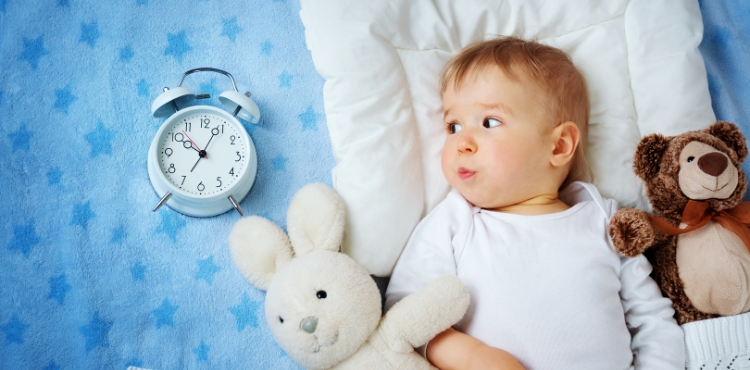 bébé regarde le réveil