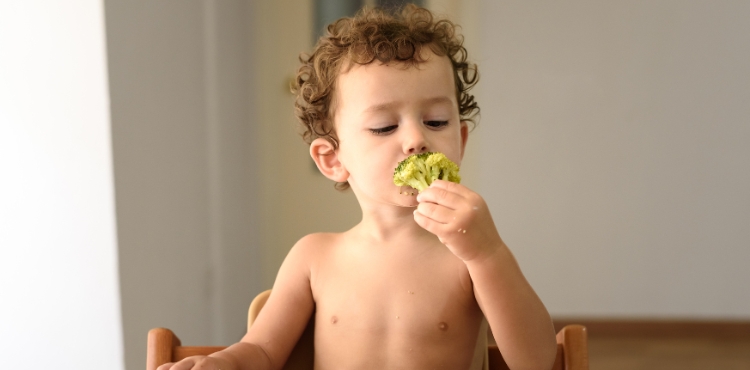 enfant mange du brocoli