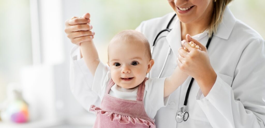 Bébé avec un médecin sympathique